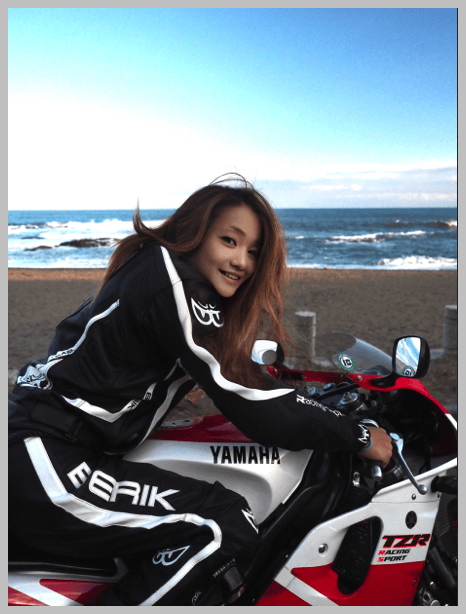 美人ライダー宗谷の蒼氷、海辺でバイクに乗るたくましい体のヤスコさん