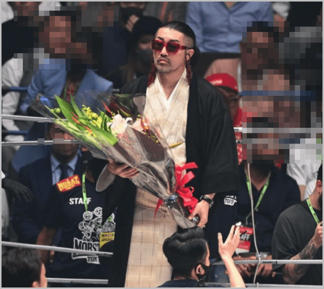 ごぼうの党奥野卓志代表の顔画像｜超RIZINでフロイド・メイウェザー選手に花束を贈呈する直前の様子